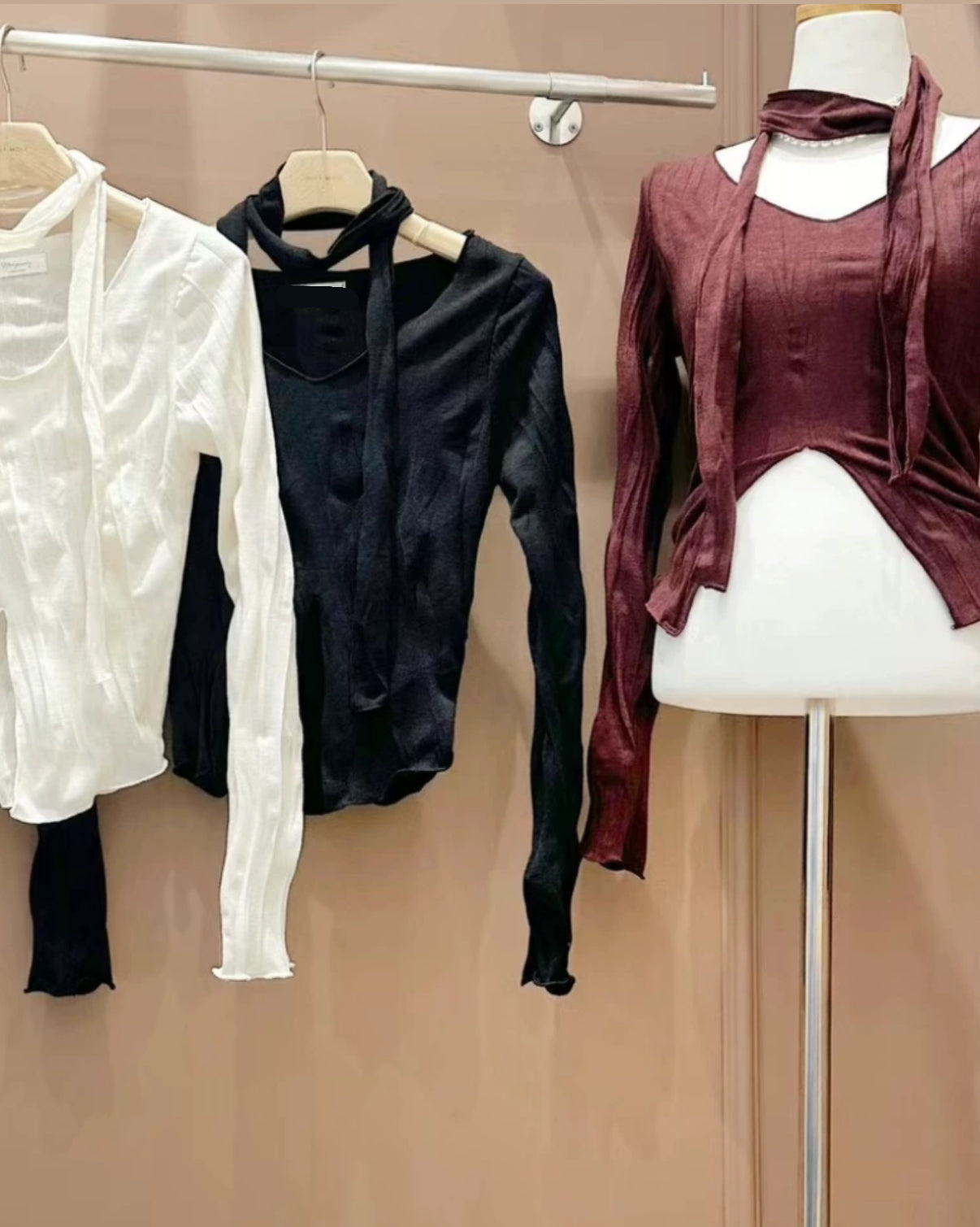 【 早鳥價 |  掛頸X小開叉+彈性.ᐟ.ᐟ】𝗥𝗼𝗹𝗹𝘆 𝗥𝗼𝗹𝗹𝘆 𝗧𝗼𝗽