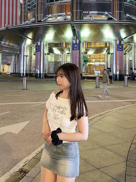 【 𝗛𝗞𝗱 𝟭𝟬𝟵 ﻿！顯瘦！甜美斜肩！】 𝗦𝗵𝘂𝘁 𝗢𝗳𝗳 𝗧𝗼𝗽