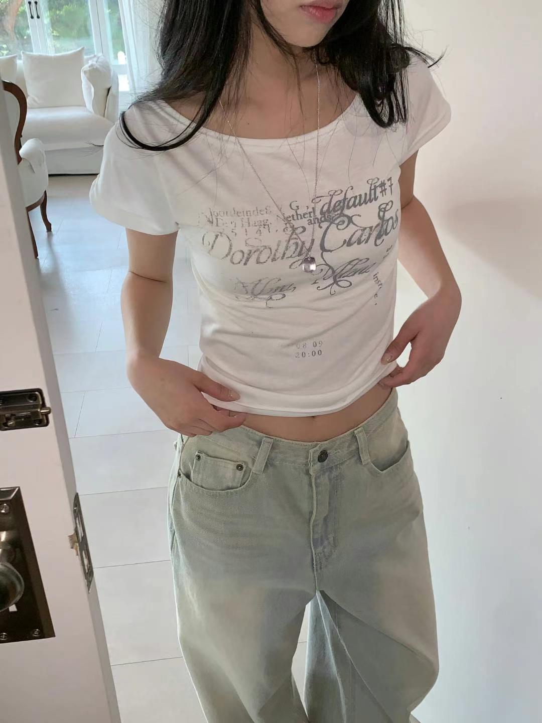 【 𝗛𝗞𝗱 𝟭𝟬𝟵 ﻿！顯瘦！甜美斜肩！】 𝗦𝗵𝘂𝘁 𝗢𝗳𝗳 𝗧𝗼𝗽