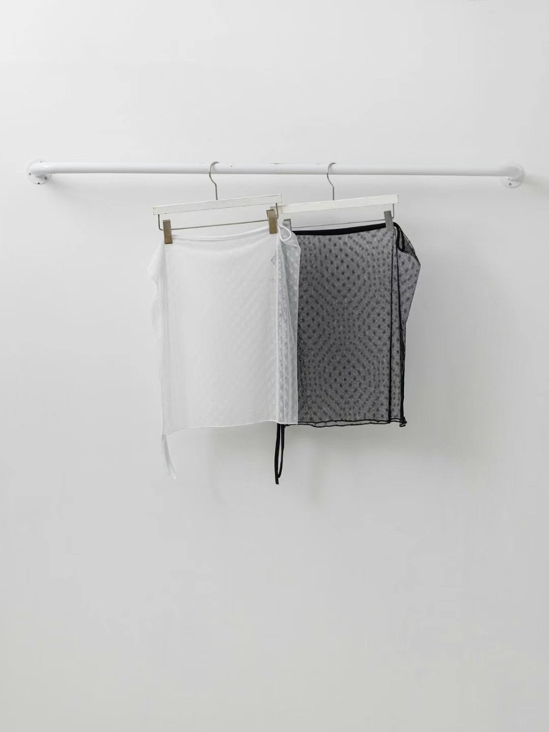 【ྀིྀི‘’𖦹 𝗛𝗞𝗱 𝟵𝟵 ！透薄花紋】綁帶外搭裙