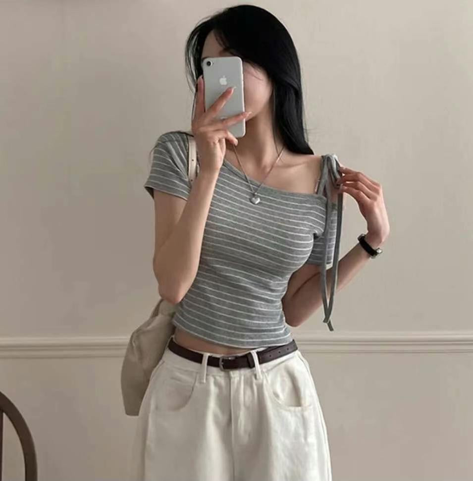 【𝗛𝗞𝗱 𝟵𝟵 ദ്ദി(„• ֊ •„) 綁帶露肩ּ  ֶָ֢.ּ】𝗖𝗵𝗲𝗰𝗸𝗲𝗿𝗲𝗱 𝗢𝗳𝗳-𝗦𝗵𝗼𝘂𝗹𝗱𝗲𝗿 𝗧𝗼𝗽