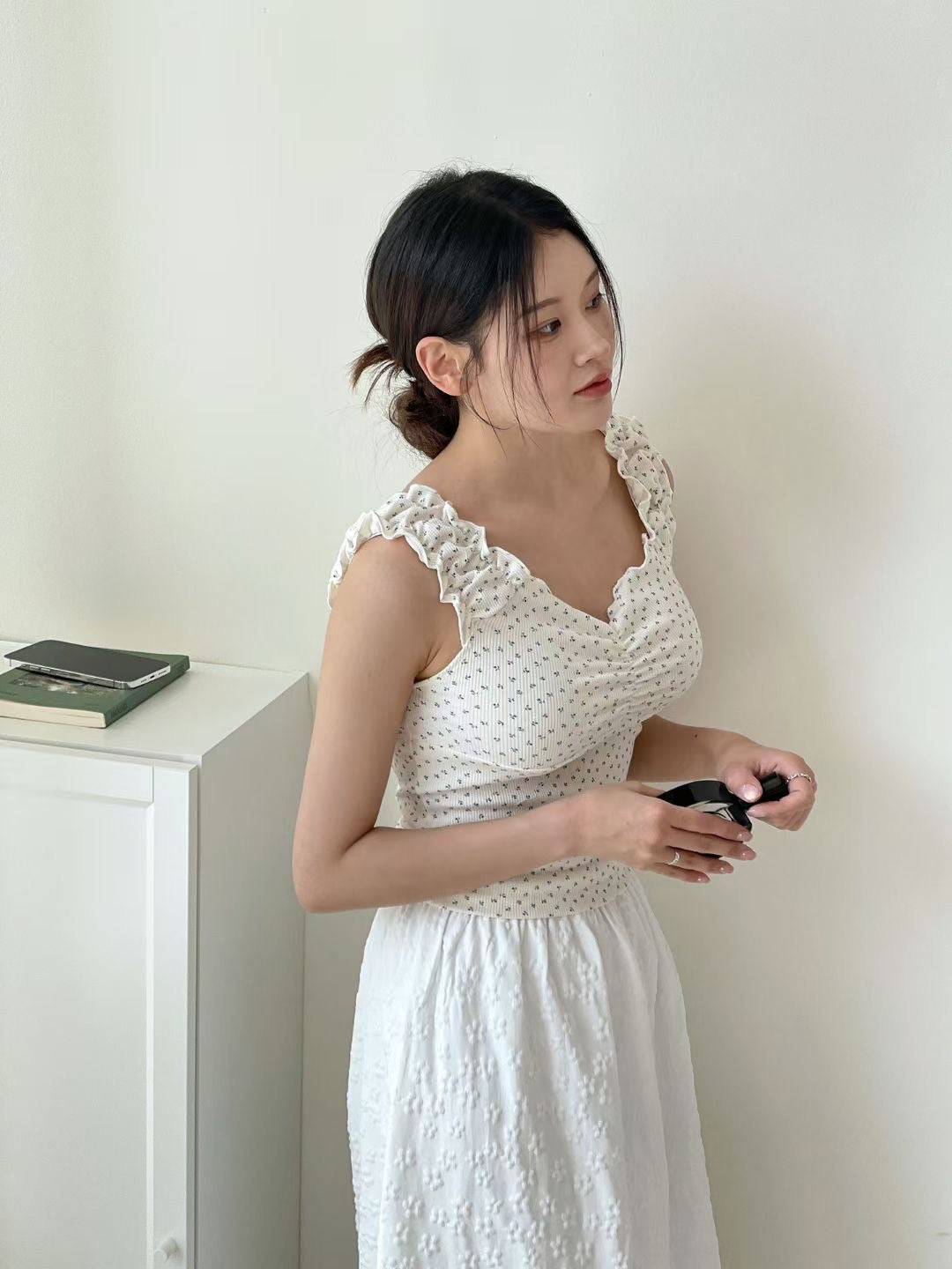 【 🌼 皺摺小雛菊紋吊帶 夏日𝗩𝗜𝗕𝗘 𝗨𝗣 ₊˚ʚ 🌱 ₊˚✧ ﾟ.早鳥！ 】小雛菊彈力兩著上衣