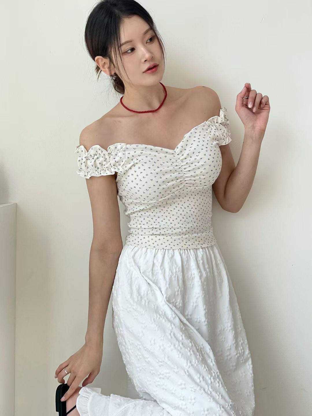 【 🌼 皺摺小雛菊紋吊帶 夏日𝗩𝗜𝗕𝗘 𝗨𝗣 ₊˚ʚ 🌱 ₊˚✧ ﾟ.早鳥！ 】小雛菊彈力兩著上衣